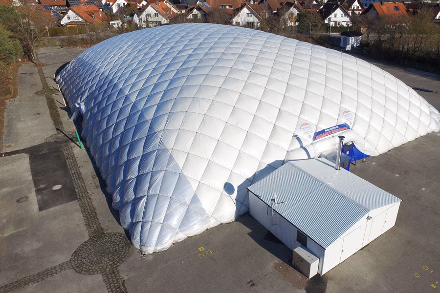 Traglufthalle auf einem Platz