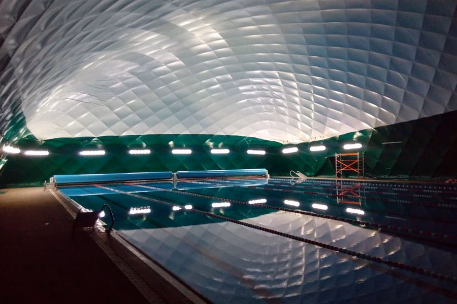 Paranet Nutzungskonzept Schwimmen 5 Schwimmbecken mit grünen Umrandungen unter der rautenförmigen Decke einer PARANET Traglufthalle.