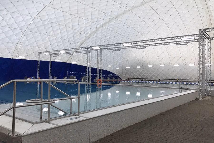 Paranet Nutzungskonzept Schwimmen 7 Schwimmbeckenrand mit Edelstahlgeländer und Licht-Traversen unter einer Traglufthalle