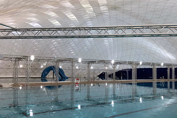 Schwimmbad von innen bedeckt von einer Traglufthalle