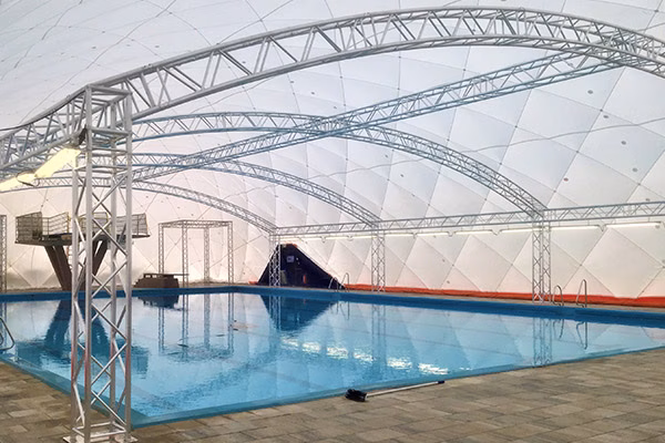 Schwimmbad von innen bedeckt von einer Traglufthalle