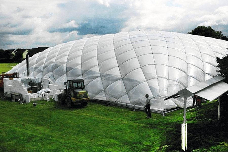 Traglufthalle auf einer grünen Wiese