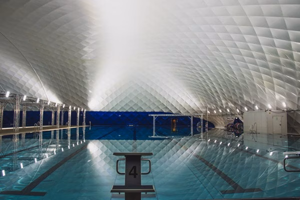 Traglufthalle bedeckt ein Schwimmbad