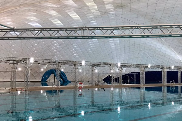 Traglufthalle bedeckt ein Schwimmbad