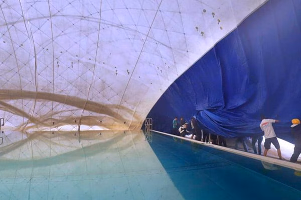 Aufbau Traglufthalle im Schwimmbad