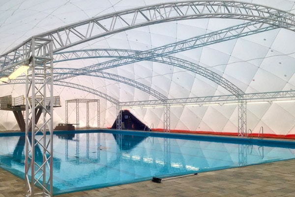 Schwimmbad von innen Bedeckt von einer Traglufthalle