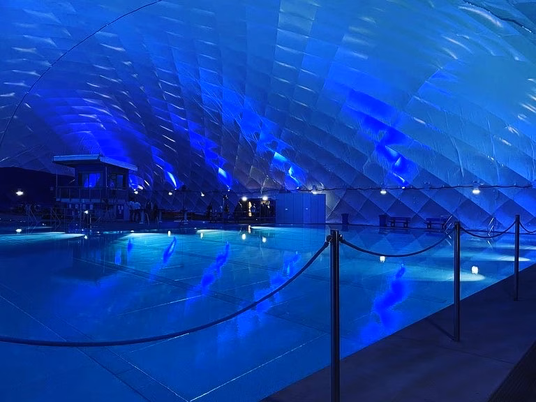 Paranet Beleuchtete Schwimmbadüberdachung