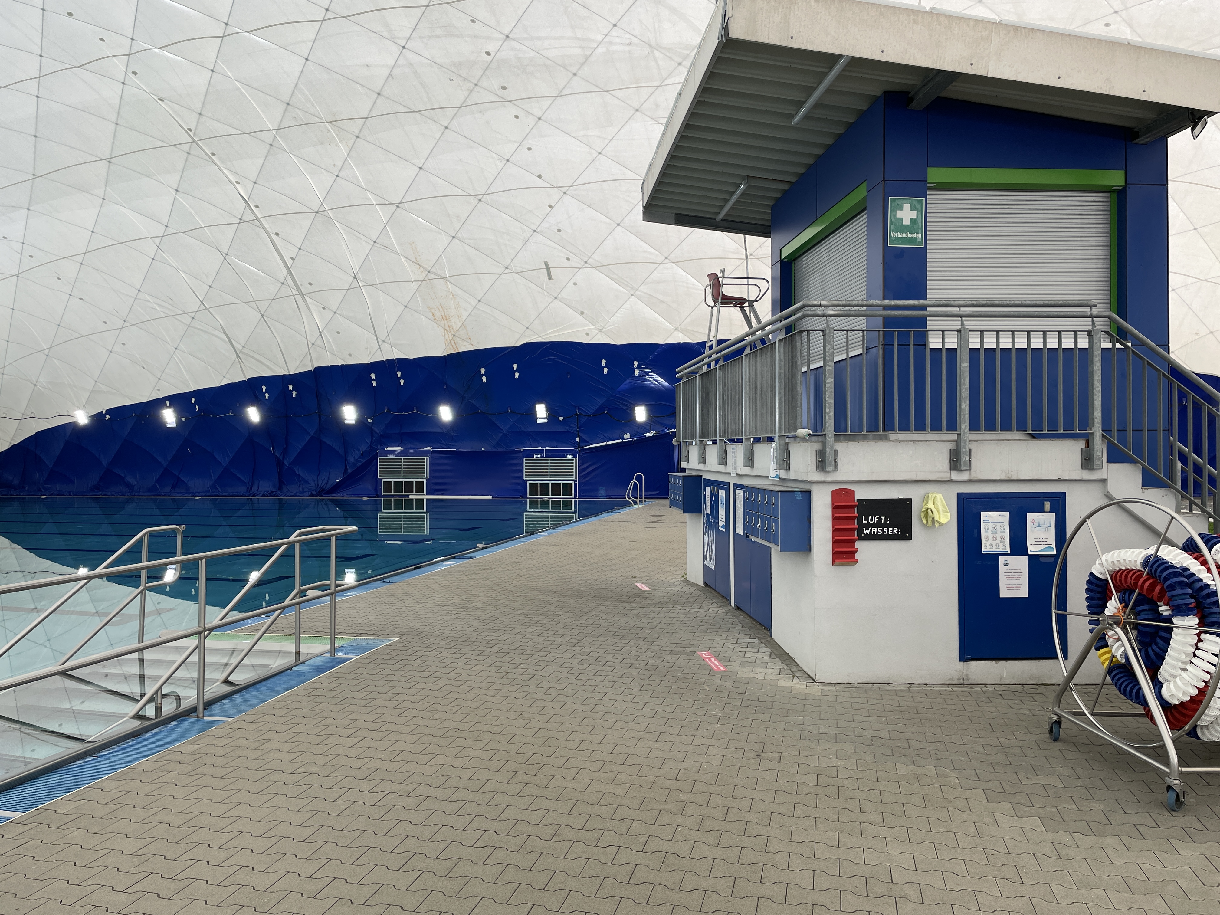 Überdachtes Schwimmbecken von innen