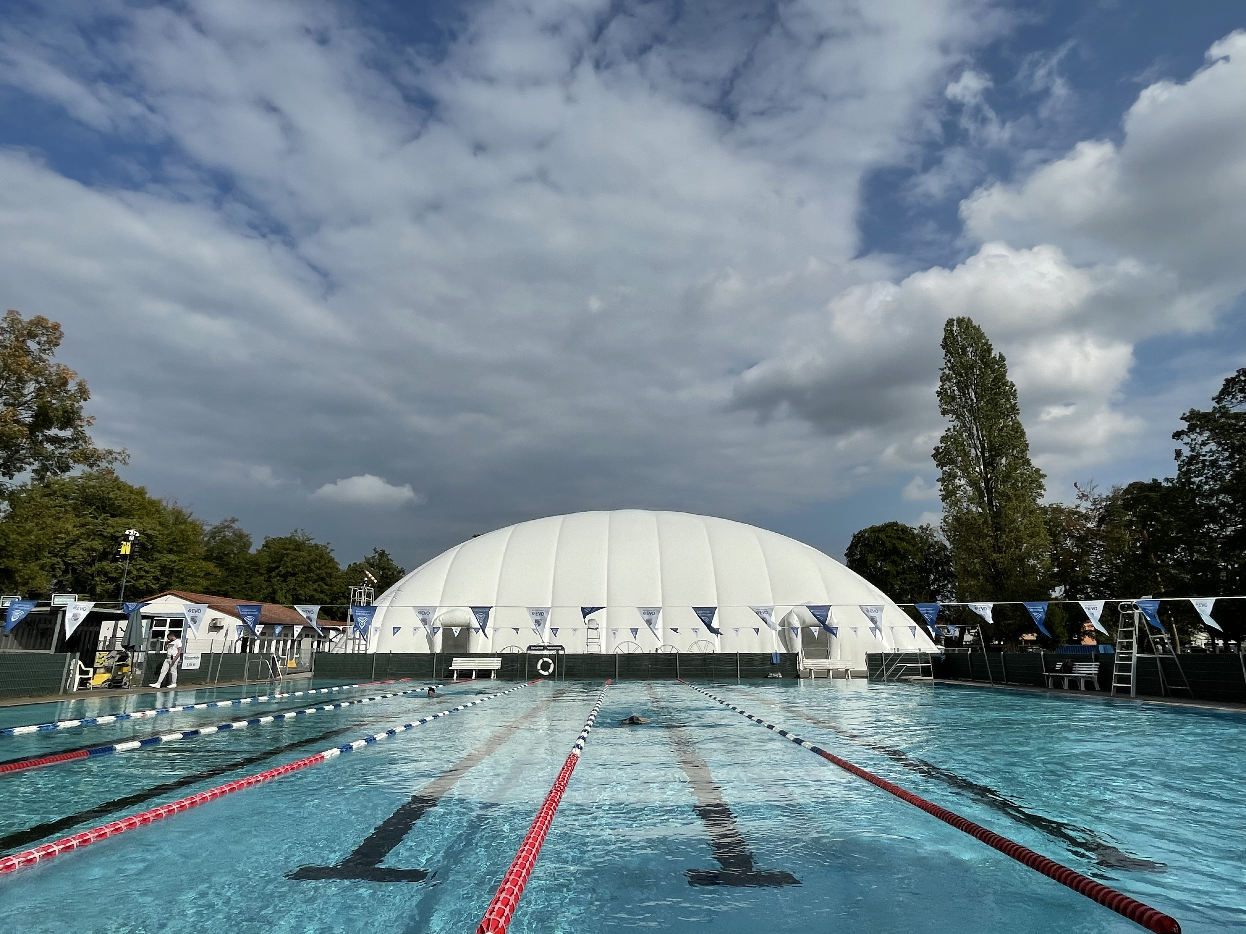 Paranet Traglufthalle hinter Schwimmbecken