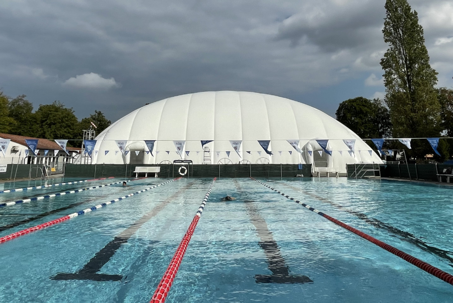Swimming pool cover with air dome