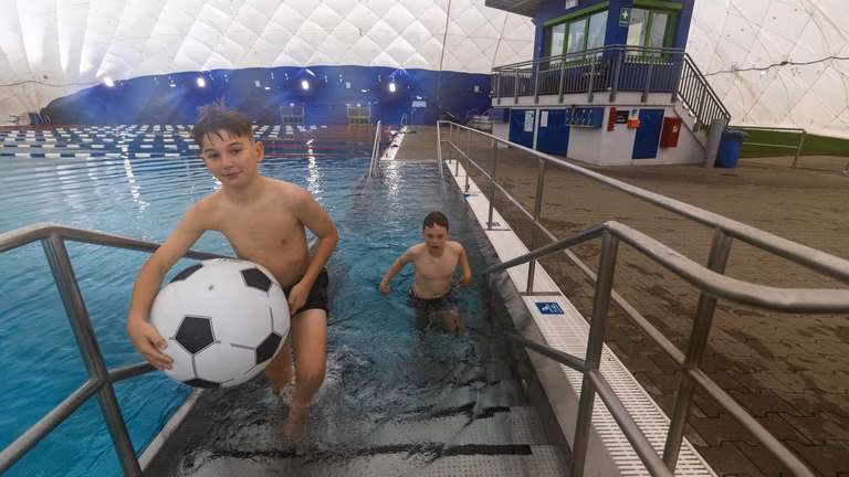 micah-und-ben-haben-spass-in-der-traglufthalle-1cBKtKDYeE70