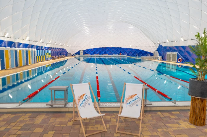Freibad in Traglufthalle + 2 Liegestühle