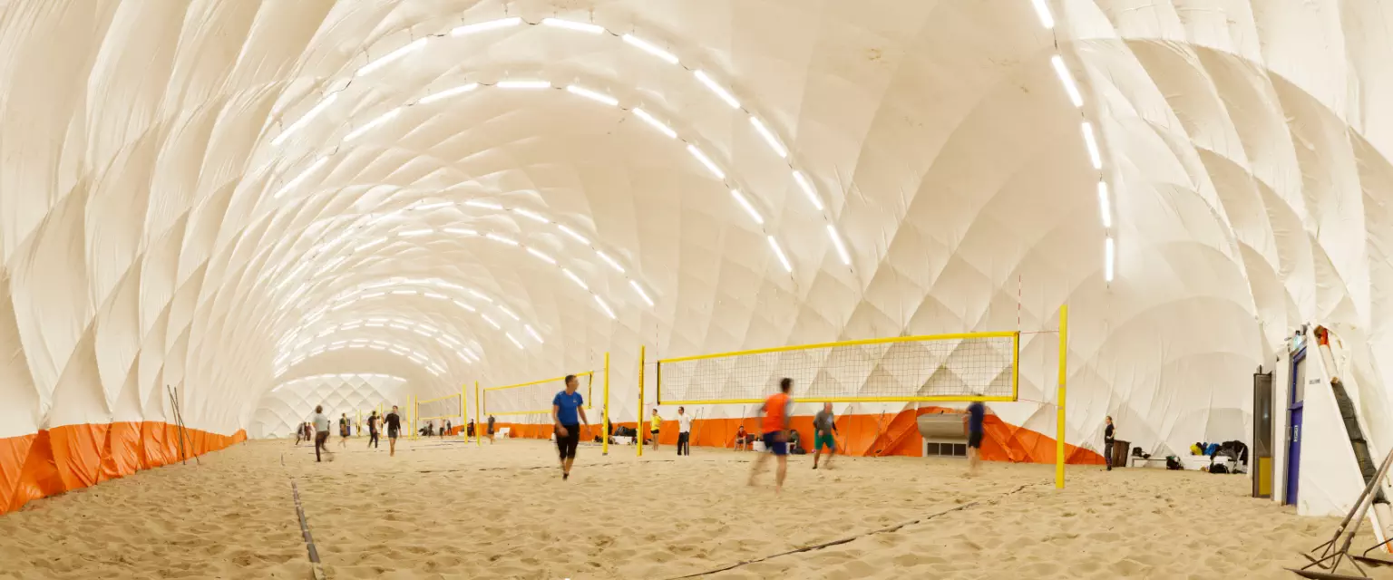 Beachvolleyball witterunsunabhängig in der Traglufthalle