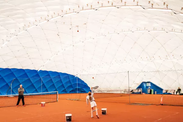 Tennisplatz in Traglufthalle
