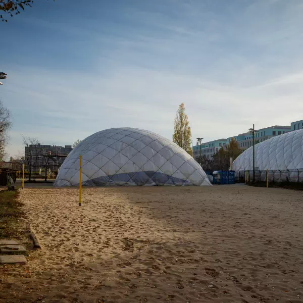 Beachvolleyball witterunsunabhänig in einer Traglufthalle